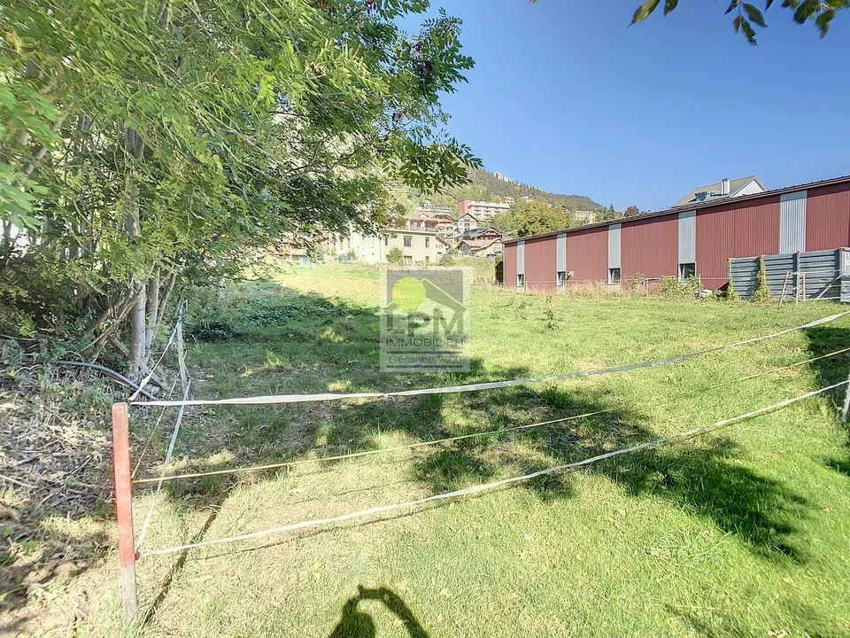 Terrain à vendre de 691m2 au village en bordure de la zone industielle