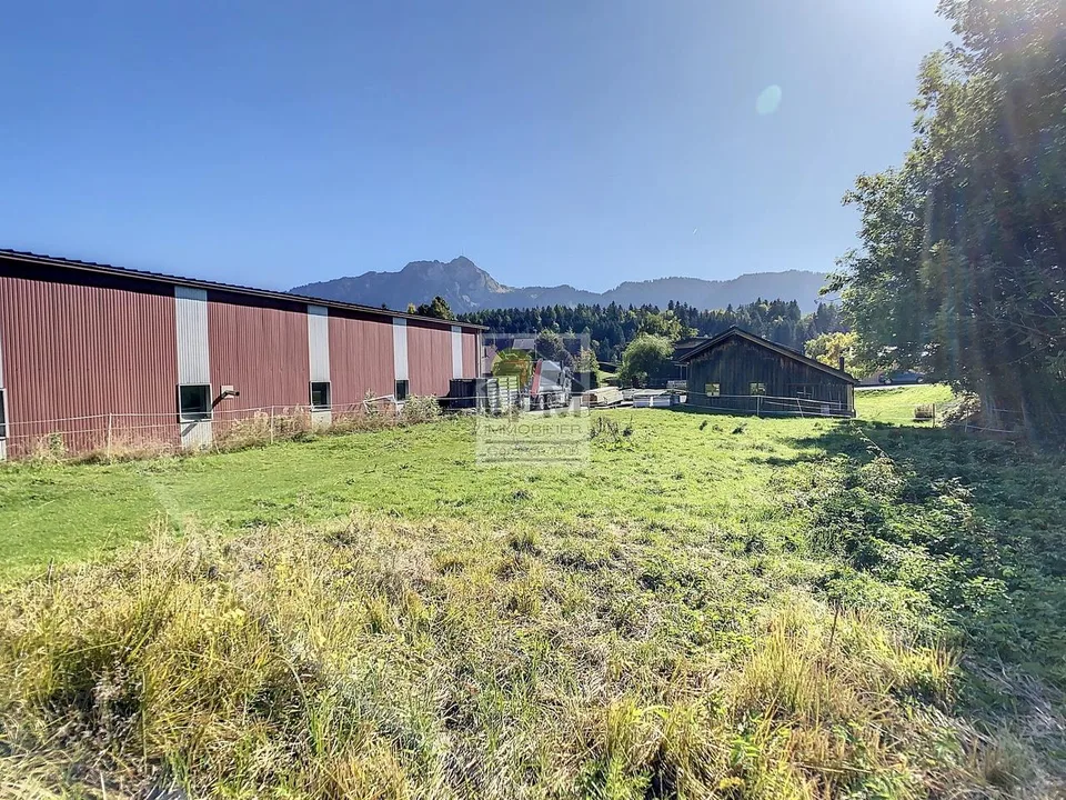 Terrain à vendre de 691m2 au village en bordure de la zone industielle