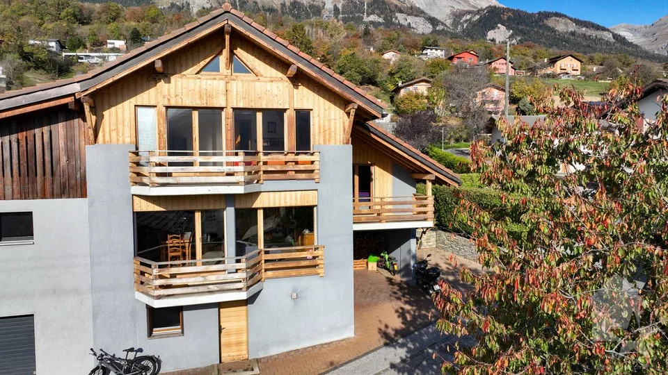 Spacieuse villa mitoyenne, belle vue, ensoleillée et calme