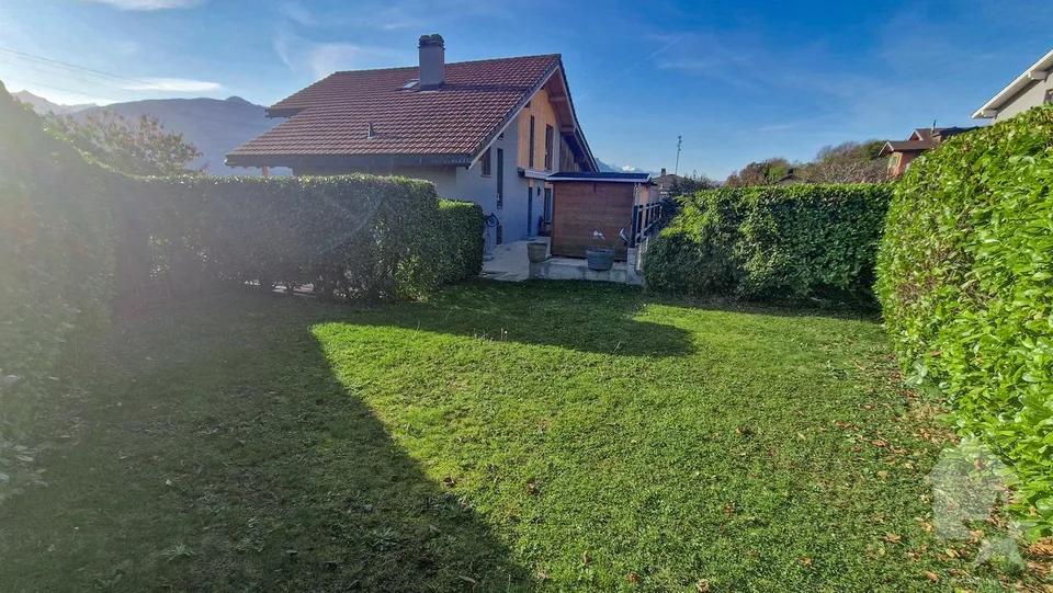 Spacieuse villa mitoyenne, belle vue, ensoleillée et calme