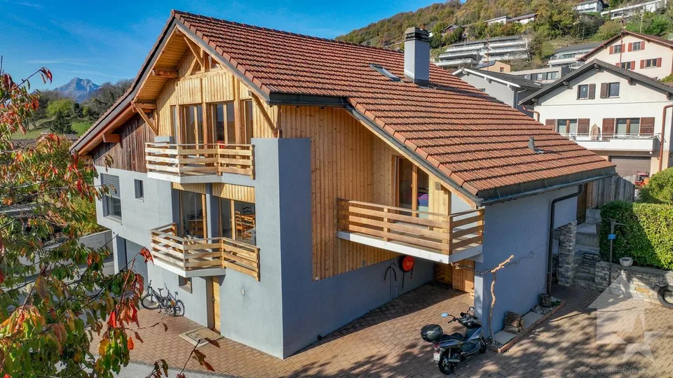 Spacieuse villa mitoyenne, belle vue, ensoleillée et calme