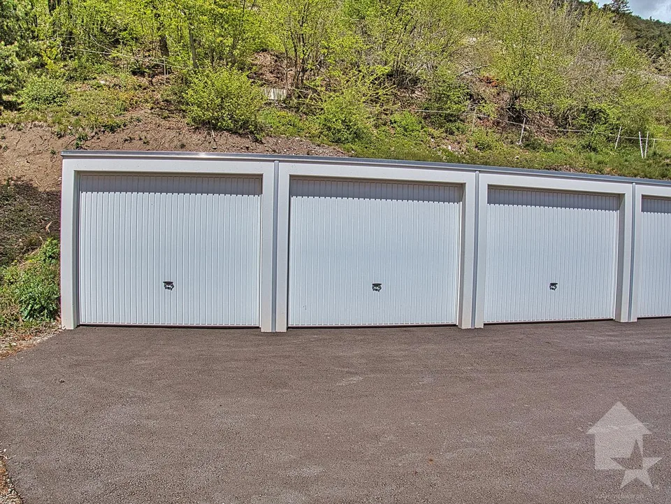 1 garage box à vendre à 1 km au-dessus de Varen