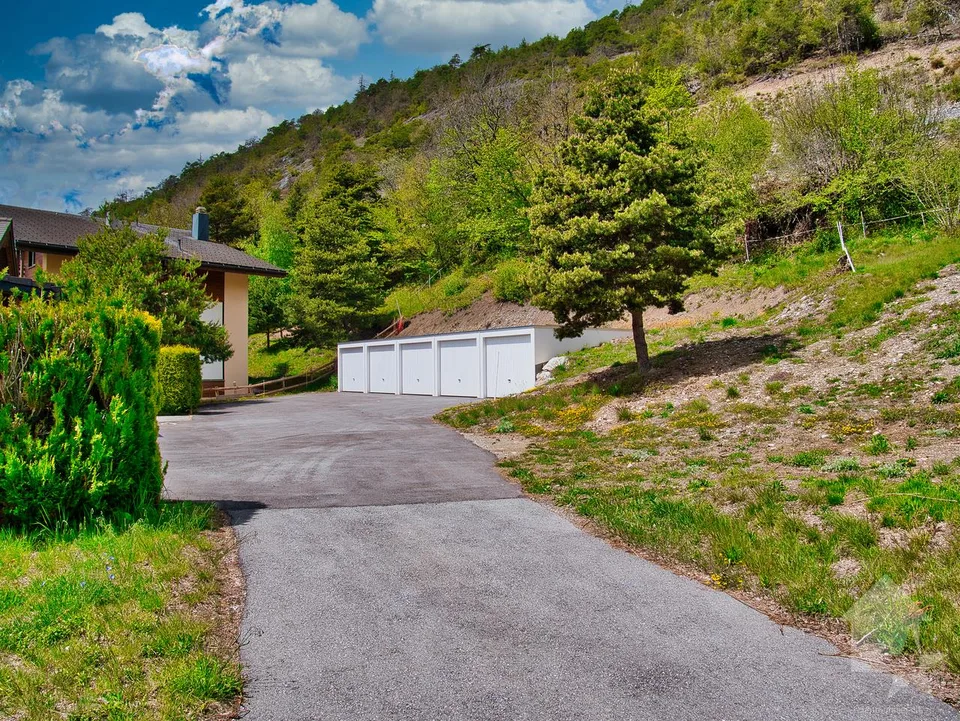 1 garage box à vendre à 1 km au-dessus de Varen