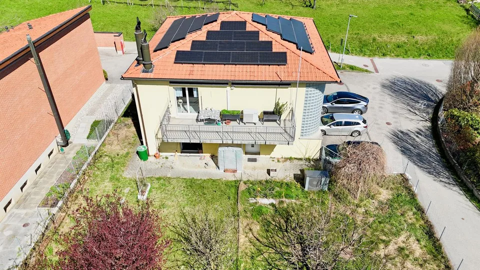 Luminoso Appartamento con Giardino Privato in Casa Bifamiliare