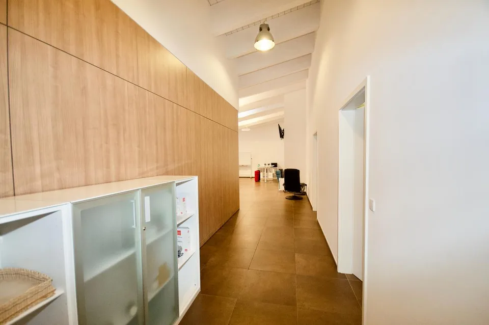 Spazio Commerciale di 338 mq con 3 uffici in Zona Comoda a Castione