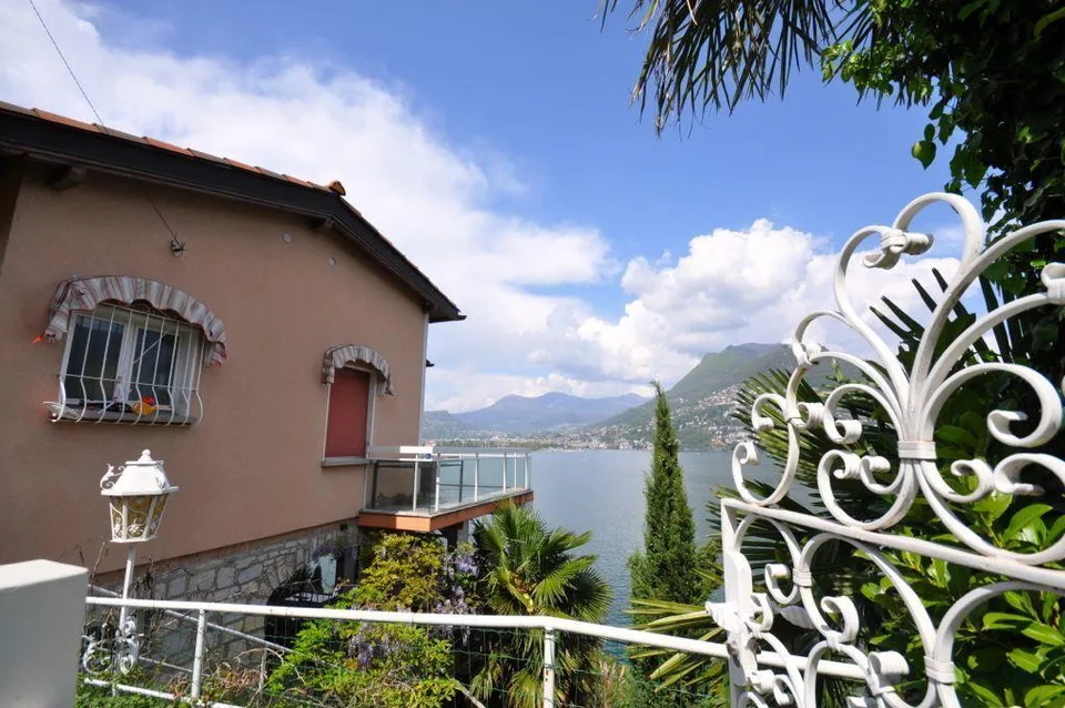 Terreno vista lago con villetta da ampliare o demolire a Paradiso
