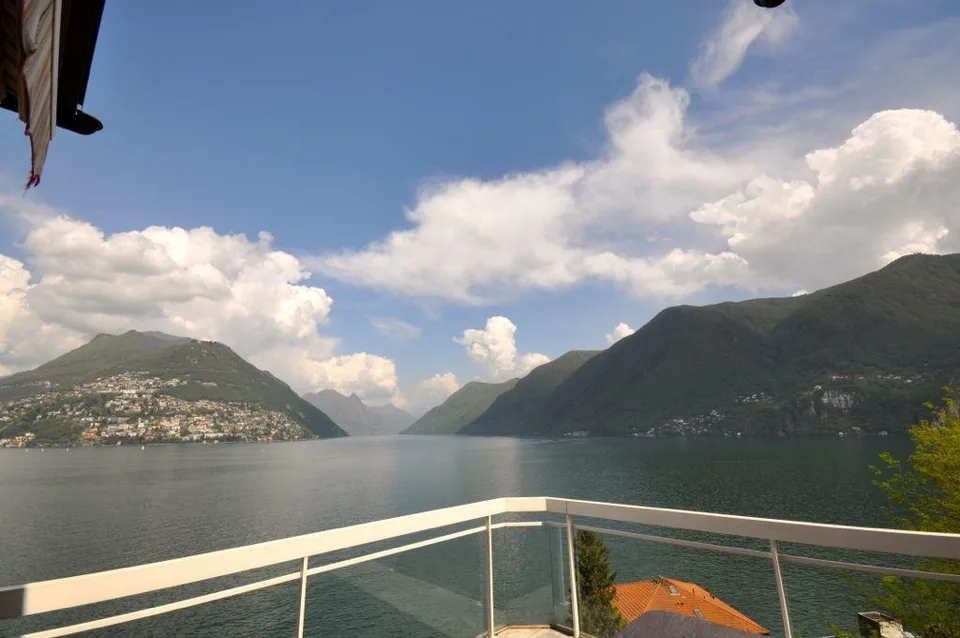 Terreno vista lago con villetta da ampliare o demolire a Paradiso