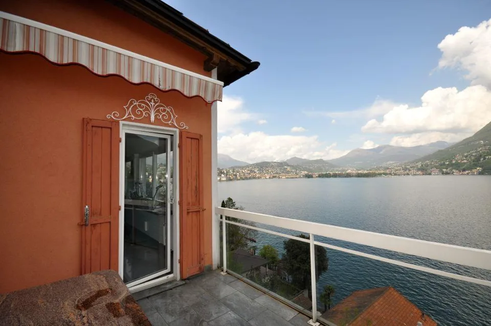 Terreno vista lago con villetta da ampliare o demolire a Paradiso