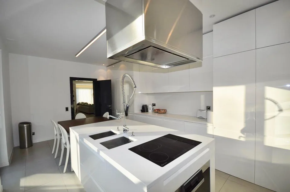 Moderna Villa di Pregio con Piscina a Pochi Minuti dal Lugano Centro – Foto 9 von 16
