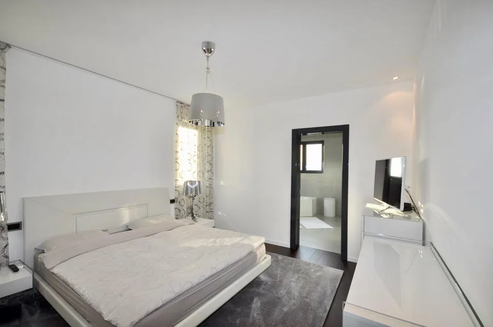 Moderna Villa di Pregio con Piscina a Pochi Minuti dal Lugano Centro – Foto 11 von 16