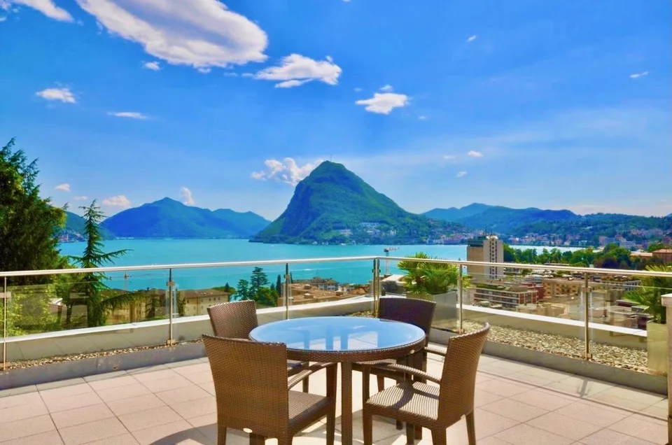 Magnifico Attico di Lusso con Terrazza-Tetto e Vista Lago di Lugano