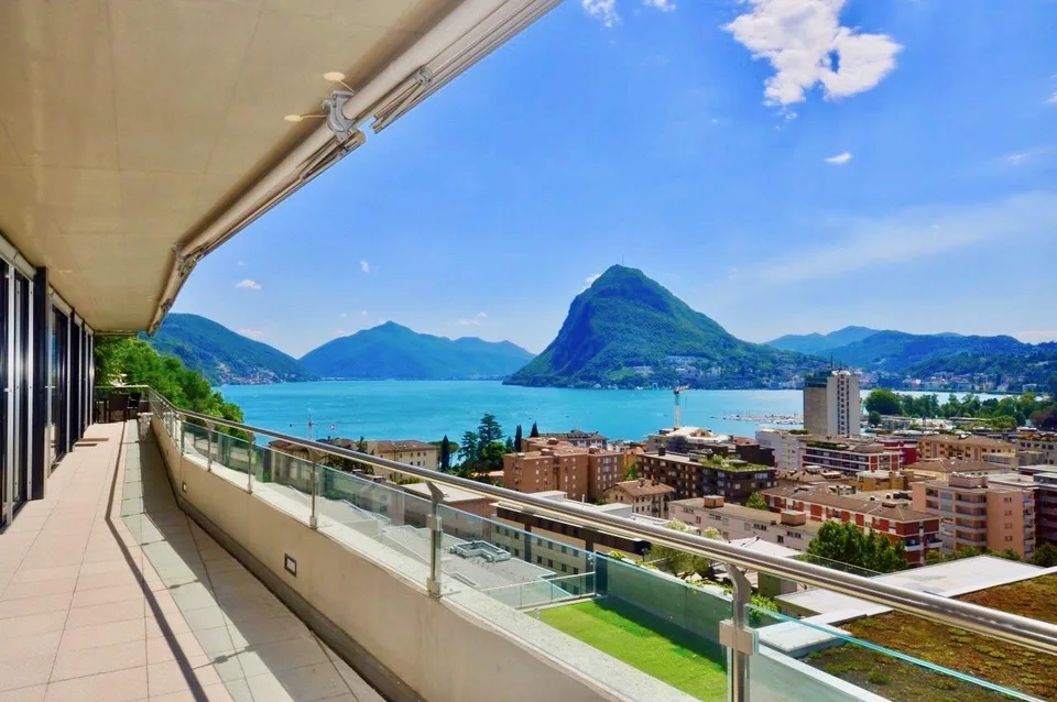 Magnifico Attico di Lusso con Terrazza-Tetto e Vista Lago di Lugano