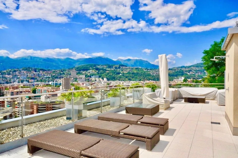 Magnifico Attico di Lusso con Terrazza-Tetto e Vista Lago di Lugano