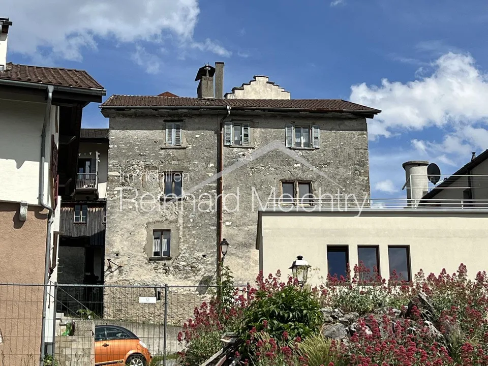 Historisches Wohnhaus mit 3 Wohnungen mit Blick auf das Leuker Schloss