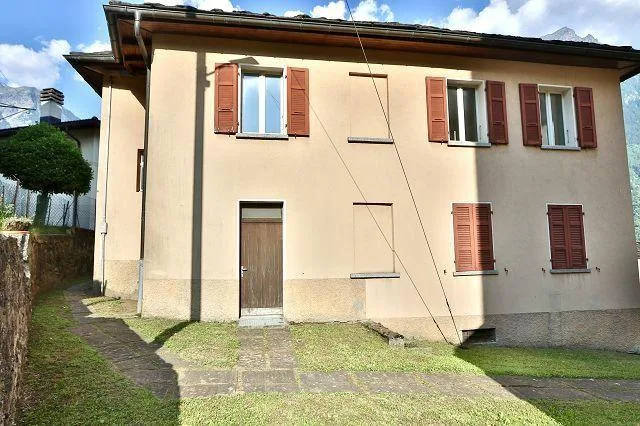 10-Zimmer-Dorfhaus zum Ausbauen / casa di 10 locali da ristrutturare