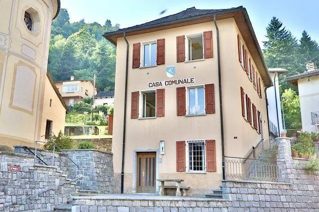 10-Zimmer-Dorfhaus zum Ausbauen / casa di 10 locali da ristrutturare