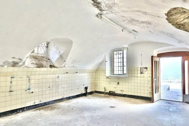 10-Zimmer-Dorfhaus zum Ausbauen / casa di 10 locali da ristrutturare