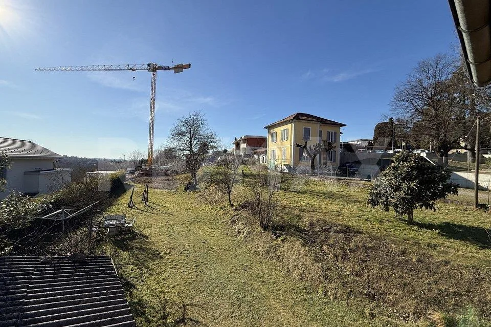 Edificio plurifamiliare con terreno edificabile
