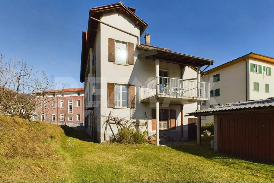 Edificio plurifamiliare con terreno edificabile