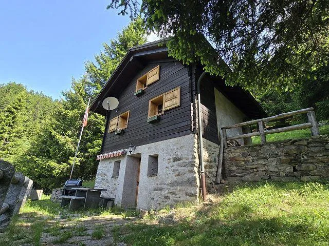 Bel chalet di 3,5 loc. immerso nella natura molto soleggiata, tranq...