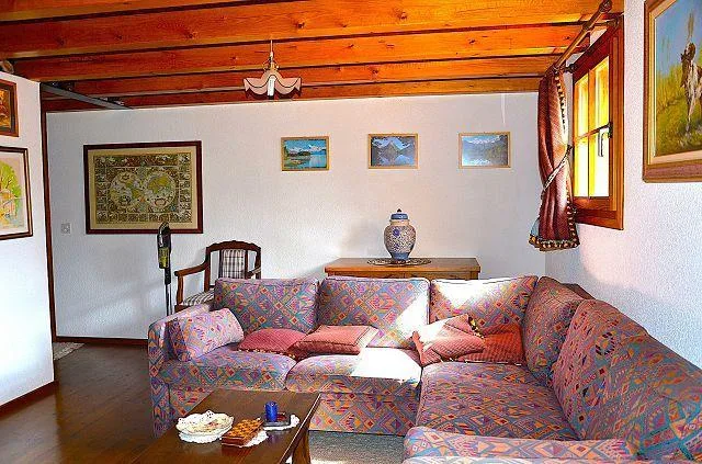 Bel chalet di 3,5 loc. immerso nella natura molto soleggiata, tranq...