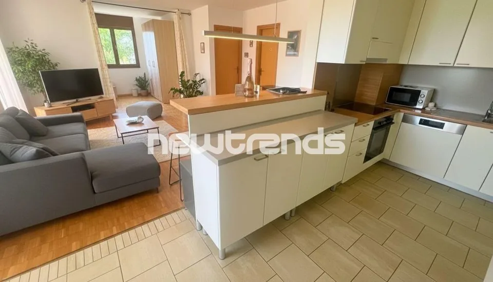 AMPIO 2.5 CON TERRAZZINO E PARZIALE VISTA LAGO CON POSTO AUTO