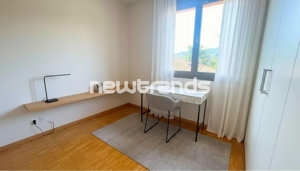AMPIO 2.5 CON TERRAZZINO E PARZIALE VISTA LAGO CON POSTO AUTO – Foto 8 von 13
