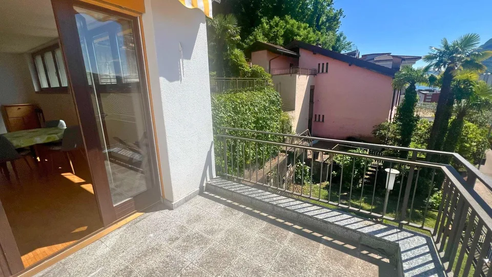 AMPIO 2.5 CON TERRAZZINO E PARZIALE VISTA LAGO CON POSTO AUTO – Foto 10 von 13