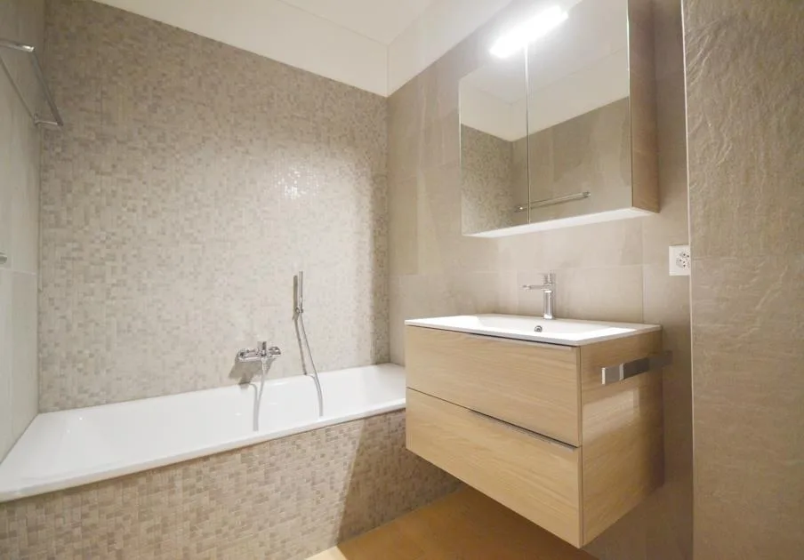 Luminoso appartamento 4,5 locali con terrazza e bel giardino privato – Foto 6 von 19