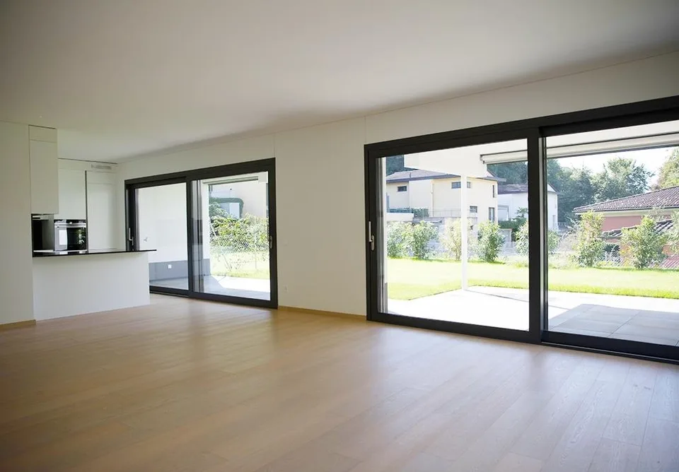 Montagnola Arasio: elegantes 4.5-Zimmer-Wohnung mit privatem Garten und Terrasse