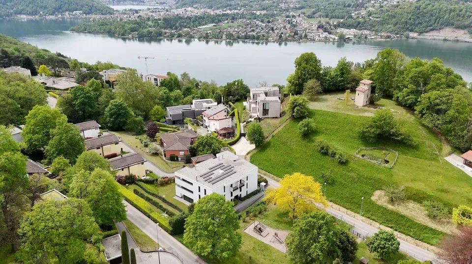 Montagnola Arasio: elegantes 4.5-Zimmer-Wohnung mit privatem Garten und Terrasse