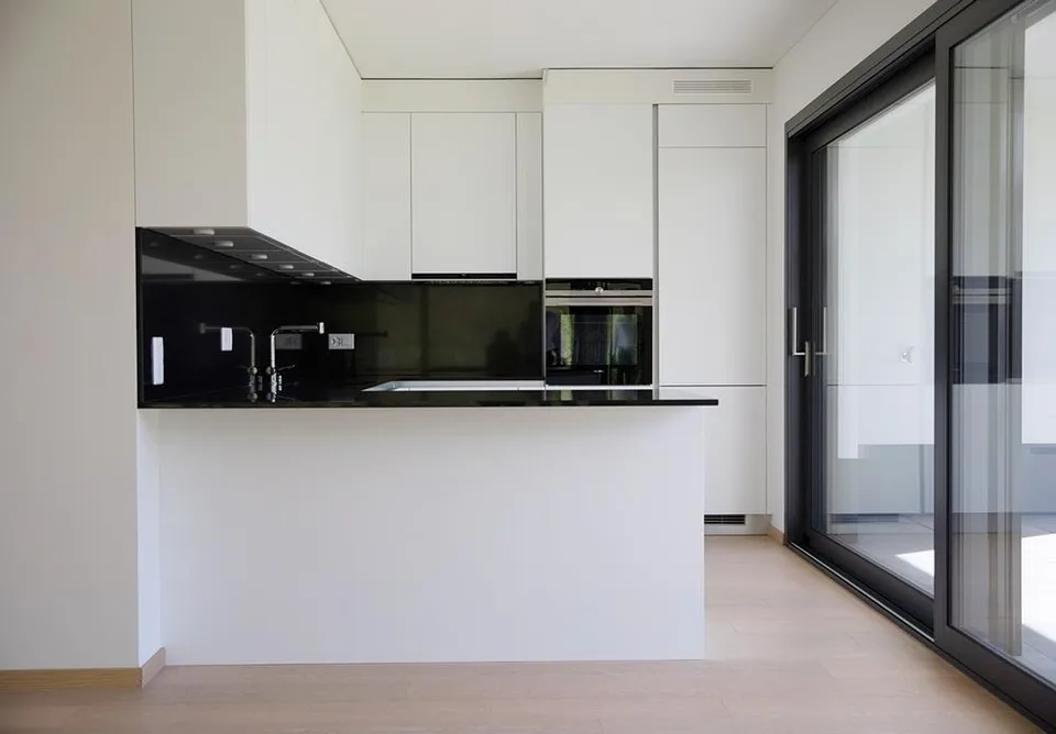 Montagnola Arasio: elegantes 4.5-Zimmer-Wohnung mit privatem Garten und Terrasse