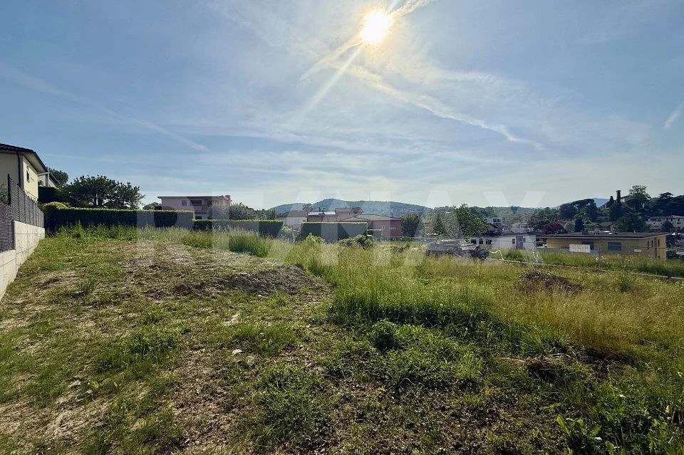 Terreno edificabile con licenza approvata per due villette monofami...