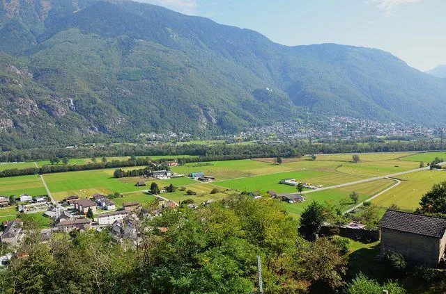 zwei Ställe zum Ausbauen mit Rebberg und viel Land / Cascina di 2 l... – photo 10 sur 30