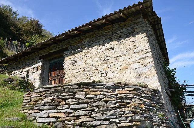 zwei Ställe zum Ausbauen mit Rebberg und viel Land / Cascina di 2 l... – photo 24 sur 30