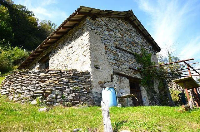 zwei Ställe zum Ausbauen mit Rebberg und viel Land / Cascina di 2 l...