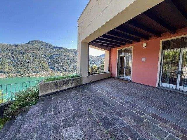 MERAVIGLIOSO DUPLEX CON GIARDINO A VICO MORCOTE