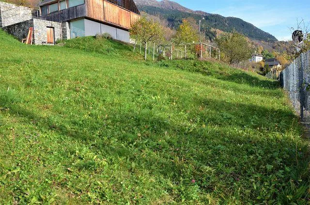 Terreno edificabile di 584 m2 in zona R2 / Baulandgrundstück von 58...
