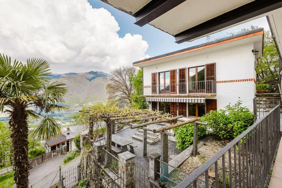 AFFASCINANTE CASA TICINESE CON GIARDINO E PERGOLA - SU DUE PIANI
