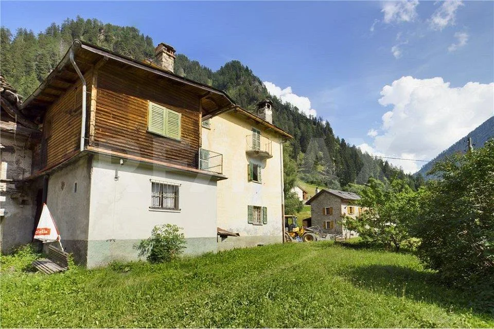 Magnifico rustico nella soleggiata Val di Blenio
