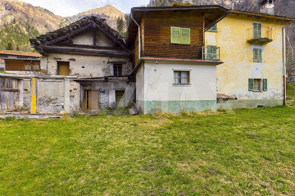Magnifico rustico nella soleggiata Val di Blenio