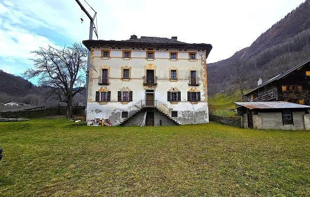 Casa storica di 12 loc. con grande terreno e bella vista aperta, mo...