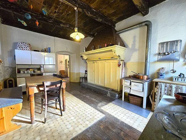 Casa storica di 12 loc. con grande terreno e bella vista aperta, mo...