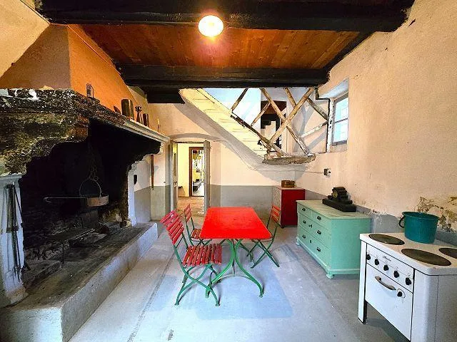 Casa storica di 12 loc. con grande terreno e bella vista aperta, mo...