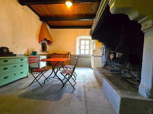 Casa storica di 12 loc. con grande terreno e bella vista aperta, mo...