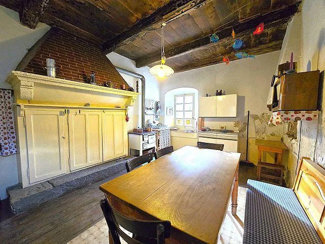 Casa storica di 12 loc. con grande terreno e bella vista aperta, mo...