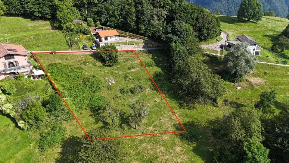 Schönes Grundstück auf dem Gipfel des Monte Brè