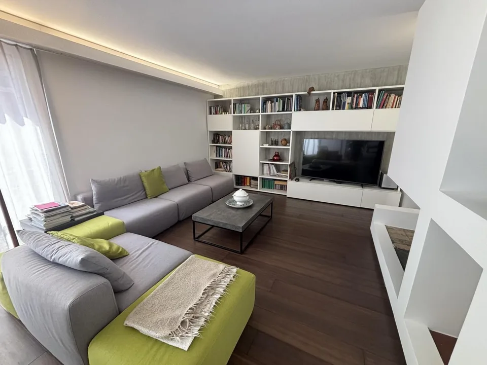 Elegante, helle 5,5-Zimmer-Wohnung im 1. OG in sonniger Lage eines ...