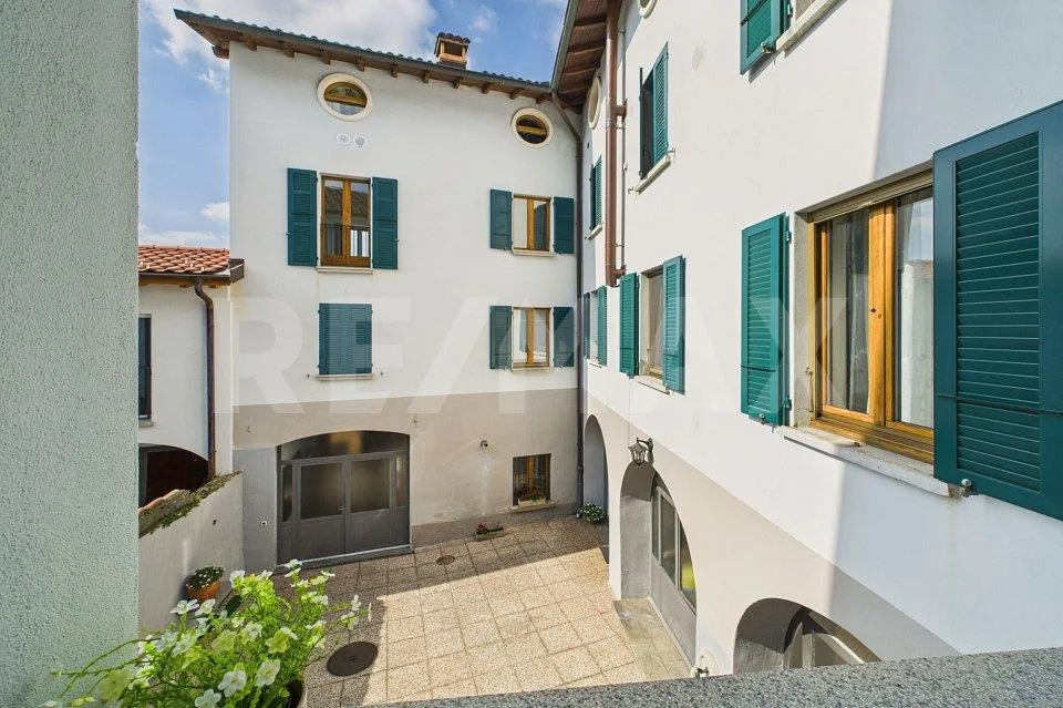 IMMOBILE a REDITO; Casa plurifamiliare  10 x appartamenti, 1 x nego...