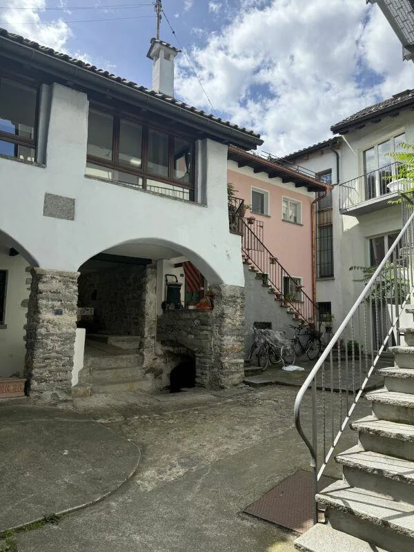 Losone - Haus im Dorfkern (Nucleo) mit zwei 2-Zimmer-Wohnungen